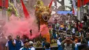 Wonosalam pun berubah menjadi lautan manusia. Ribuan warga rela berhimpitan untuk mendapatkan buah durian lokal secara gratis. (JUNI KRISWANTO/AFP)