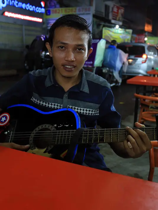 Komentar Ari pengamen jalanan, mengaku bangga juga setidaknya anak Jokowi dipinang anak Medan. Padahal katanya orang Medan itu kasar, tapi nyatanya anak Jokowi tertarik sama anak sini. Harapannya kota Medan semakin baik. (Deki Prayoga/Bintang.com)