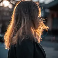 Merawat rambut frizzy agar menjadi halus dan mudah diatur (Foto: Amina Atar/Unsplash)