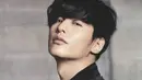 Banyak warganet yang lega karena bisa melihat wajah tampan Won Bin. Dalam iklan itu, wajah Won Bin masih tetap tampan memesona seperti dulu. (Foto: Allkpop.com)