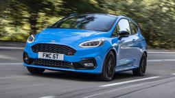 Ford Fiesta --- Setelah kesuksesan Ford Model T, Fiesta menjadi salah satu produk Ford dengan penjualan terlaris. Ford Fiesta merupakan small hatchback yang bersanding di Indonesia dengan Toyota Yaris dan Honda Jazz. Masa produksi mobil ini sudah lebih dari 46 tahun dan tembus terjual 16,5 juta unit lebih di seluruh dunia (Source: topgear.com)