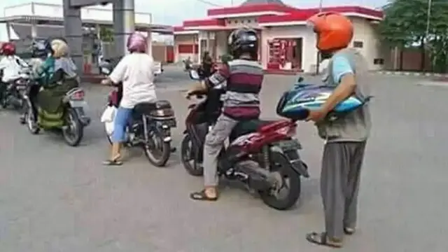 7 Potret Aksi Nyeleneh Orang Waktu Antri Giliran Ini Kreatif Banget