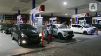 Sejumlah kendaraan mengisi bahan bakar minyak (BBM) di sebuah SPBU di Jakarta, Kamis (31/3/2022). PT Pertamina (Persero) akan memberlakukan tarif baru BBM jenis Pertamax menjadi Rp 12.500 pada 1 April 2022. (Liputan6.com/Herman Zakharia)