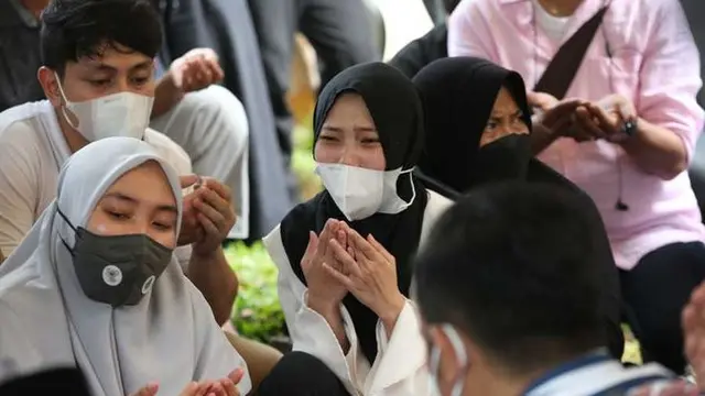 6 Momen Haru Fatimah Anak Mendiang Dorce di Pemakaman, Berusaha Tegar
