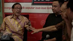 Mantan ketua umum Partai Golkar Akbar Tanjung (kiri) saat menjadi pembicara pada diskusi dengan tema "Akhirnya Golkar Bisa Gelar Munaslub" di Jakarta, Sabtu (6/5/2016). (Liputan6.com/Faizal Fanani)