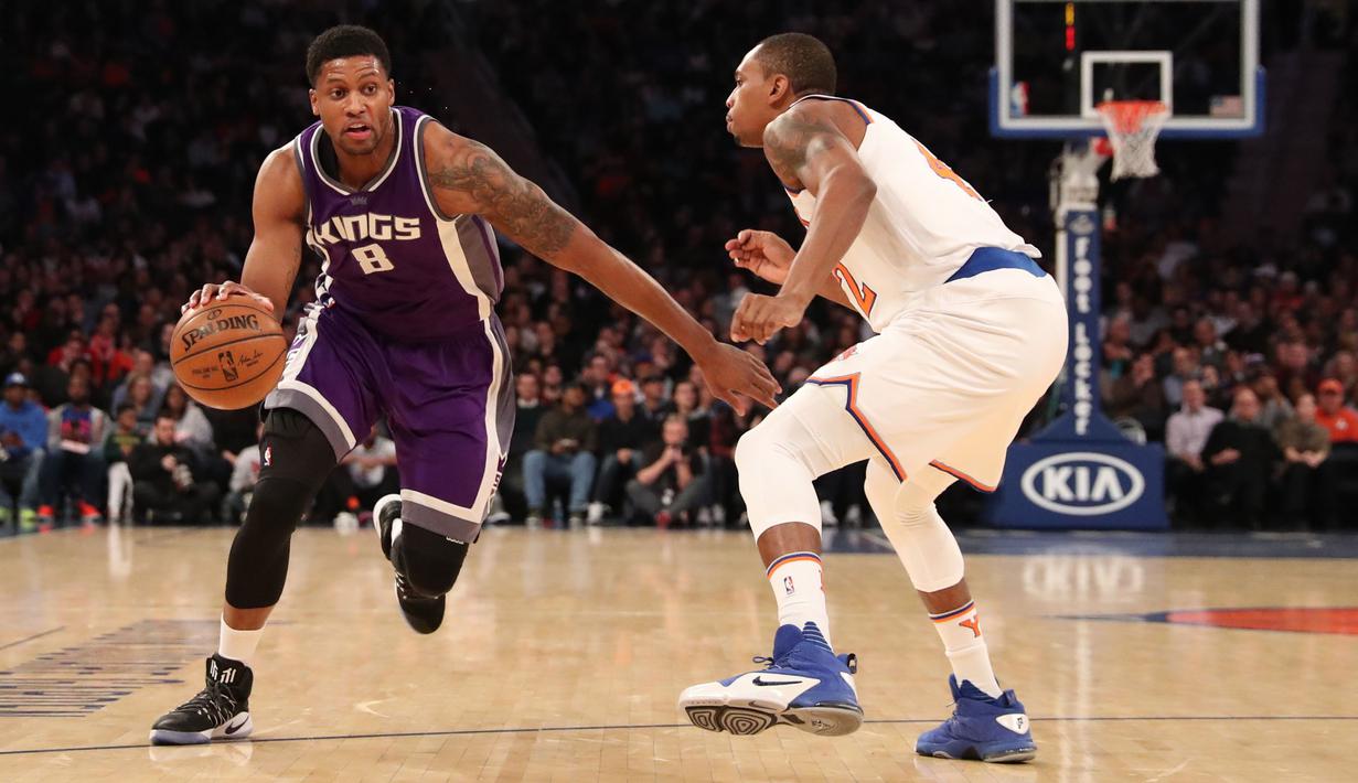 Aksi pemain Sacramento Kings, Rudy Gay #8 menggiring bola melewati pemain Knicks, Lance Thomas #42 pada laga NBA di Madison Square Garden, (5/12/2016). Knicks menang 106-98. (Reuters/Anthony Gruppuso-USA TODAY Sports)
