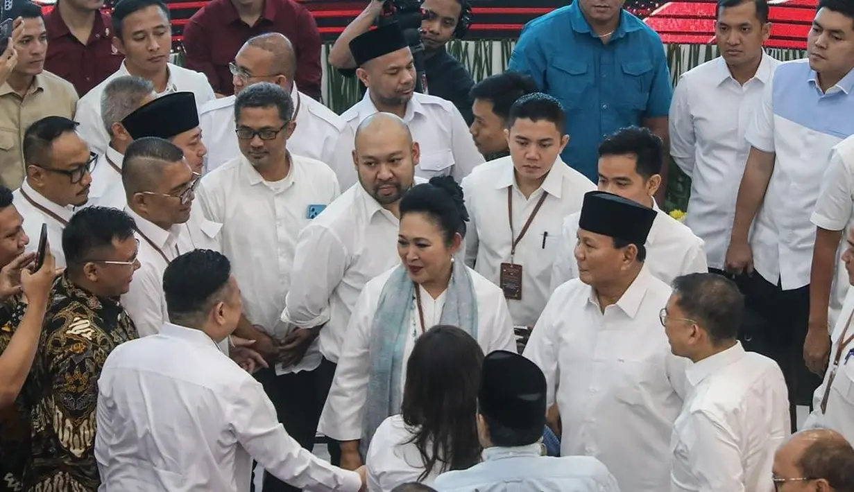 Penampilannya disempurnakan dengan pulasan makeup flawless dan tatanan rambut updo.  [@titieksoeharto]