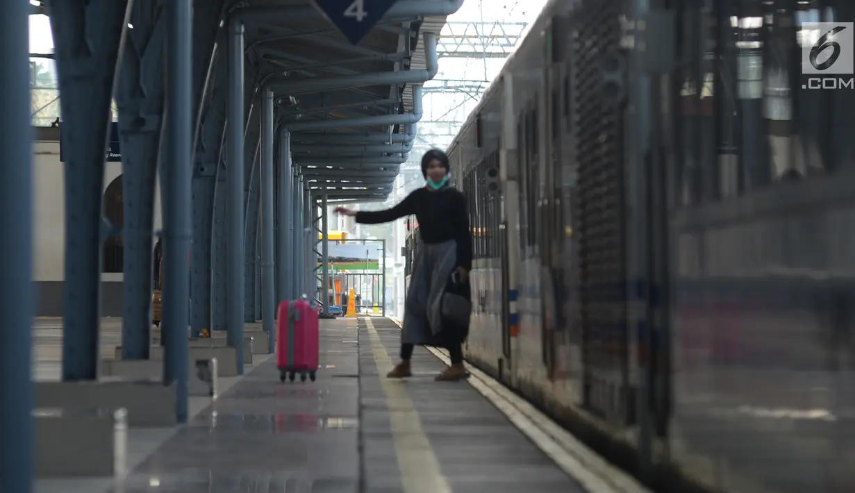 <p>Penumpang turun dari kereta api Tawang Jaya Semarang tiba di Stasiun Pasar Senen, Jakarta, Sabtu (8/6/2019). Volume penumpang arus balik melalui moda transportasi kereta api di stasiun Stasiun Senen mengalami lonjakan pada H+3 Lebaran. (merdeka.com/Imam Buhori)</p>