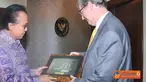 Citizen6, Jakarta Pusat: Acara diakhiri penyerahan cinderamata dari MKP Sharif C Sutardjo kepada Dubes New Zealand, David Taylor. (Pengirim: Efrimal Bahri)