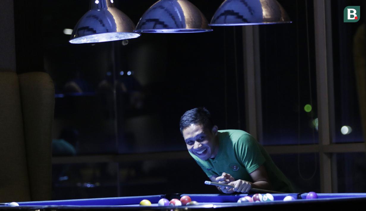 Pemain Timnas Indonesia, Evan Dimas, tertawa saat bermain biliar dengan Riko Simanjuntak di Hotel Grand Zuri, Jawa Barat, Minggu (4/11). Pemusatan latihan Timnas ini merupakan persiapan jelang Piala AFF 2018. (Bola.com/M Iqbal Ichsan)