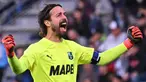 Gelar liga domestik tentulah menjadi tujuan para pemain yang berkompetisi di liga-liga Eropa, termasuk di Serie Liga Italia yang memperebutkan trofi juara yang dikenal dengan istilah Scudetto. Hingga kini ada banyak pemain yang menjadi langganan gelar Scudetto dengan merebutnya lebih dari satu kali. Namun tak sedikit pula pemain yang hingga kini masih nihil gelar Scudetto meski telah mencatatkan penampilan sebanyak ratusan laga. Seperti 5 pemain aktif berikut dengan penampilan terbanyak di Serie A, namun masih nir-gelar Scudetto hingga kini. (AFP/Alberto Pizzoli)