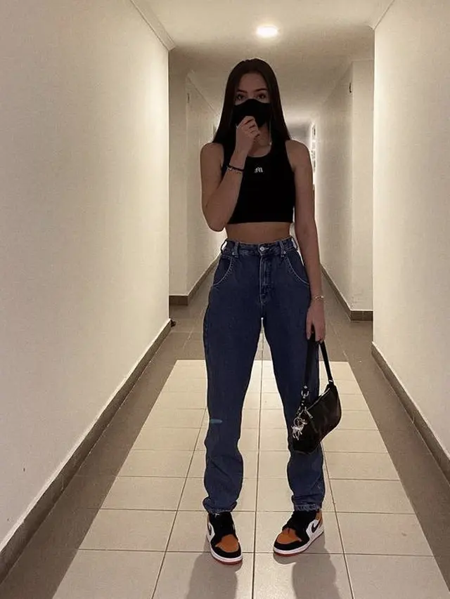 OOTD Kasual Caitlin Halderman Mengenakan Sneakers