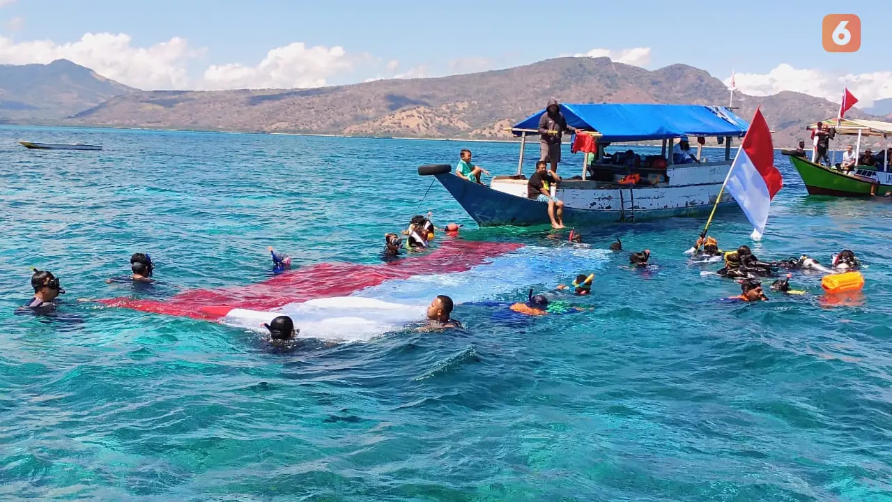 Pengibaran bendera merah putih bawah laut