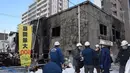 Petugas kepolisian memeriksa kondisi panti jompo yang hangus terbakar di Sapporo, utara Jepang, Kamis (1/2). Sebelumnya, pada Maret 2010, di wilayah yang sama, kebakaran juga melanda rumah bagi kaum lansia yang menderita demensia. (JIJI PRESS / AFP)