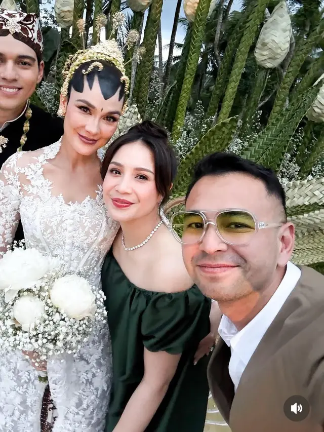 Nagita Slavina mengenakan dress hijau, ia hadir dengan Raffi Ahmad