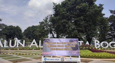 Alun-alun Bogor ditutup sementara menyusul membludaknya jumlah kunjungan warga ke taman kota yang baru diresmikan beberapa hari lalu ini.