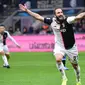 Striker Juventus, Gonzalo Higuain, merayakan gol yang dicetaknya ke gawang Inter Milan pada laga Serie A di Stadion San Siro, Milan, Minggu (6/10). Inter kalah 1-2 dari Juventus. (AFP/Alberto Pizzoli)