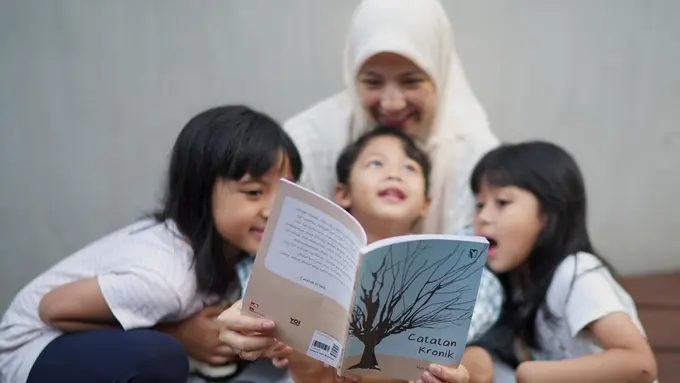 Natasha Rizki bacakan buku untuk anak (Instagram/natasharizkynew)