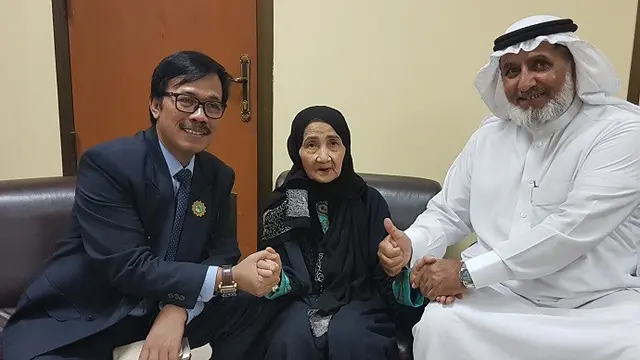 Nenek Qibtiyah bersama dengan Dubes RI untuk Arab Saudi Agus Maftuh Abegebriel