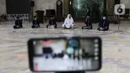 Para Imam Masjid Agung Sunda Kelapa menggemakan takbir malam Idul Fitri 1441 H yang disiarkan langsung melalui beragam media sosial, Jakarta, Sabtu (23/5/2020). Gema takbir yang disiarkan secara virtual untuk menghindari penyebaran virus COVID-19. (Liputan6.com/Helmi Fithriansyah)