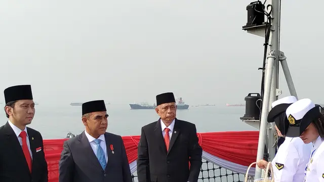 Wamensos Agus Jabo Priyono bersama Wakil Ketua MPR RI Edhie Baskoro Yudhoyono dan Ketua MPR RI Ahmad Muzani hadiri Upacara Hari Pahlawan di atas kapal KRI Semarang (594), Minggu (10/11/2024).