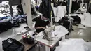 Pekerja menyelesaikan pembuatan baju hazmat di salah satu industri konveksi Pusat Industri Kecil (PIK), Jakarta, Rabu (30/12/2020). Selain pesanan langsung, baju hazmat kini laris dijual melalui online shop. (merdeka.com/Iqbal S. Nugroho)