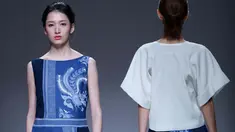 Motif yang mirip batik lasem cina karya desainer Xuefei Sun ditampilkan saat China Fashion Week di Beijing, Tiongkok (30/10). (AFP/STR)