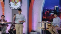 Calon Gubernur DKI Jakarta no 3, Anies Baswedan menjawab pertanyaan saat debat terakhir Pilgub DKI Jakarta 2017 di Hotel Bidakara, Jakarta, Rabu (12/4). (Liputan6.com/Faizal Fanani)