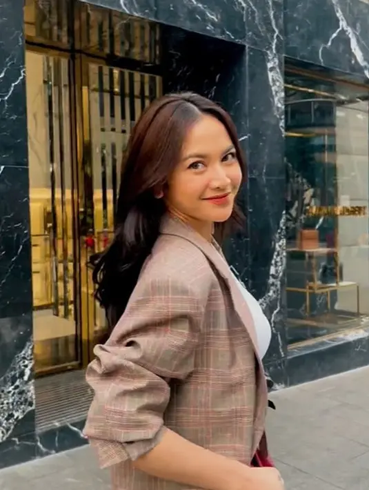 Mahalini dengan blazer [Instagram/mahaliniraharja]