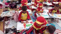 Nampak anak-anak dengan daya imajinasinya tengah mewarnai sketsa gambang burung Garuda di area PKEK Kamojang Garut, Jawa Barat (Liputan6.com/Jayadi Supriadin)