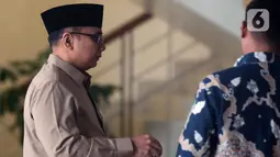 Ini merupakan panggilan keduanya terkait penyidikan kasus dugaan korupsi dalam penentuan kuota dan penyelenggaraan ibadah haji pada Kementerian Agama tahun 2023–2024. Tampak dalam foto, mantan Menteri Agama, Yaqut Cholil Qoumas (kiri) saat tiba untuk menjalani pemeriksaan di Gedung Merah Putih Komisi Pemberantasan Korupsi (KPK), Selasa (16/12/2025). (Liputan6.com/Helmi Fithriansyah)