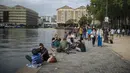 Orang-orang bersantai di Bassin de la Villette Canal, Paris, Prancis, Sabtu (5/6/2021). Jumlah kasus baru COVID-19 di Prancis semakin menurun. (AP Photo/Lewis Joly)