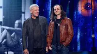 Alex Lifeson dan Geddy Lee dari Rush di  32nd Annual Rock & Roll Hall Of Fame Induction Ceremony di Barclays Center, 7 April  2017, New York City. (Mike Coppola/Getty Images/AFP Mike Coppola / GETTY IMAGES NORTH AMERICA / Getty Images via AFP)