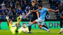 Kiper Sturm Graz Joerg Siebenhandl menyelamatkan tendangan pemain Lazio Pedro pada pertandingan sepak bola Grup F Liga Europa di Merkur Arena, Graz, Austria, 6 Oktober 2022. Pertandingan berakhir imbang 0-0. (AP Photo/Florian Schroetter)