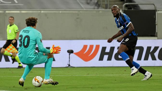 Striker Inter Milan Romelu Lukaku (kanan) mencetak gol ke gawang Shakhtar Donetsk pada pertandingan semifinal Liga Europa di Merkur Spiel Arena, Dusseldorf, Senin (17/8/2020). Bungkam Shakhtar Donetsk 5-0, Inter Milan tantang Sevilla di final Liga Europa musim 2019/20. (Lars Baron/Pool Photo via AP)