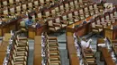 Sejumlah anggota DPR mengikuti Rapat Paripurna penutupan masa persidangan IV tahun 2018-2019, di kompleks Parlemen, Jakarta, Kamis (28/3). Rapat Paripurna tersebut diwarnai oleh kursi kosong. Berdasarkan daftar kehadiran, dari 560 anggota DPR hanya 299 orang yang hadir. (Liputan6.com/Johan Tallo)
