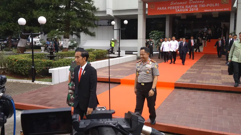 Presiden Joko Widodo atau Jokowi membuka rapat pimpinan tahunan TNI-Polri di Mabes TNI, Cilangkap, Jakarta Timur, Selasa (23/1 /2018).