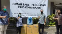 Rumah Sakit Umum Daerah (RSUD) Kota Bogor, Jawa Barat menerima bantuan oxygen concentrator dari Badan Nasional Penanggulangan Bencana (BNPB), Jumat (16/7/2021). (Liputan6.com/Achmad Sudarno).