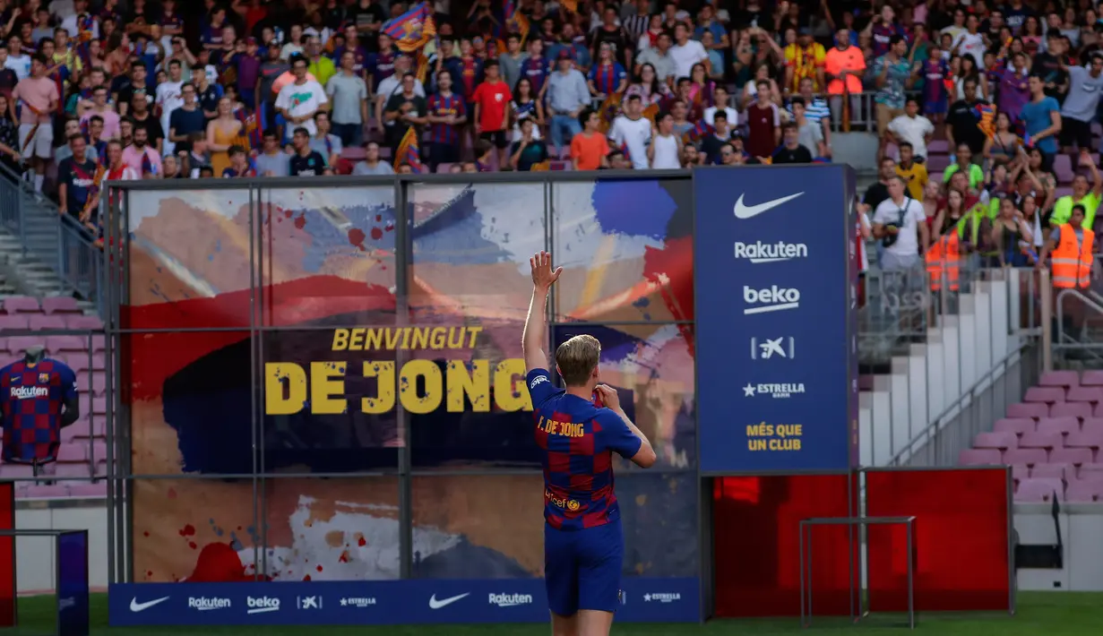 Gelandang baru Barcelona, Frenkie de Jong menyapa para fans selama pengenalan dirinya di stadion Camp Nou, Spanyol (5/7/2019). Frenkie de Jong diboyong Barcelona dari Ajax Amsterdam. (AP Photo/Emilio Morenatti)