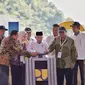 Wakil Presiden KH Ma'ruf Amin bersama Bupati Indramayu Nina Agustina dan pejabat lain meresmikan fungsionalisasi bendungan Cipanas. Foto: liputan6.com/edhie prayitno ige&nbsp;