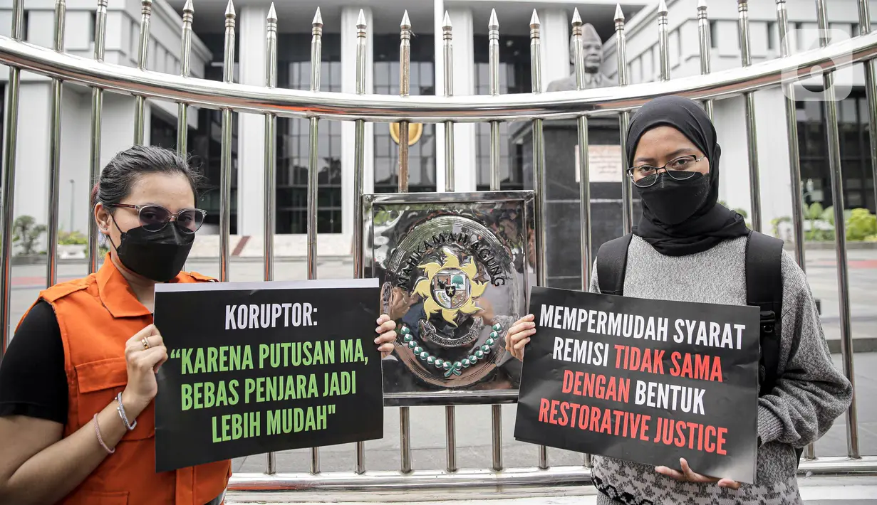 Aktivis ICW menggelar aksi di depan Gedung Mahkamah Agung, Jakarta, Senin (8/11/2021). Aksi ini buntut dari MA yang mengeluarkan putusan kabul atas permohonan uji materi terhadap PP 99 Tahun 2012 tentang Syarat dan Tata Cara Pelaksanaan Hak Warga Binaan Pemasyarakatan. (Liputan6.com/Faizal Fanani)