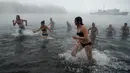 Sejumlah wisatawan bermain di air panas danau kawah Pulau Deception di Antartika, 6 Maret 2016. Air panas di danau kawah Deception ini juga akan lebih panas jika menggali pasirnya lebih dalam. (AFP PHOTO/Eitan Abramovich)