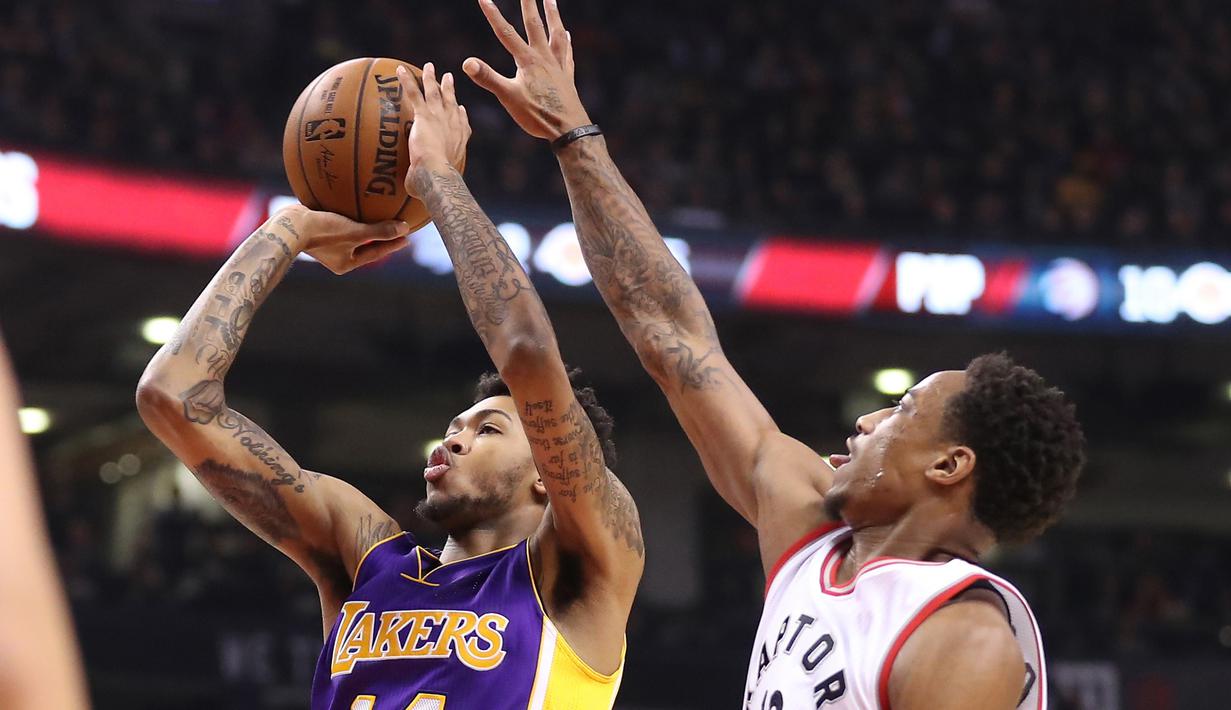 Pemain Lakers, Brandon Ingram (kiri) melakukan tembakan saat diganggu pemain Toronto Raptors, DeMar DeRozan (kanan) pada laga NBA di Air Canada Centre, (2/12/2016). Raptors Menang 113-80. (Reuters/Tom Szczerbowski-USA TODAY Sports)