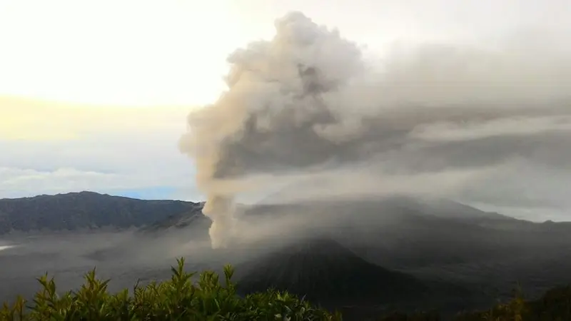 20151215-erupsi-jakarta-bromo