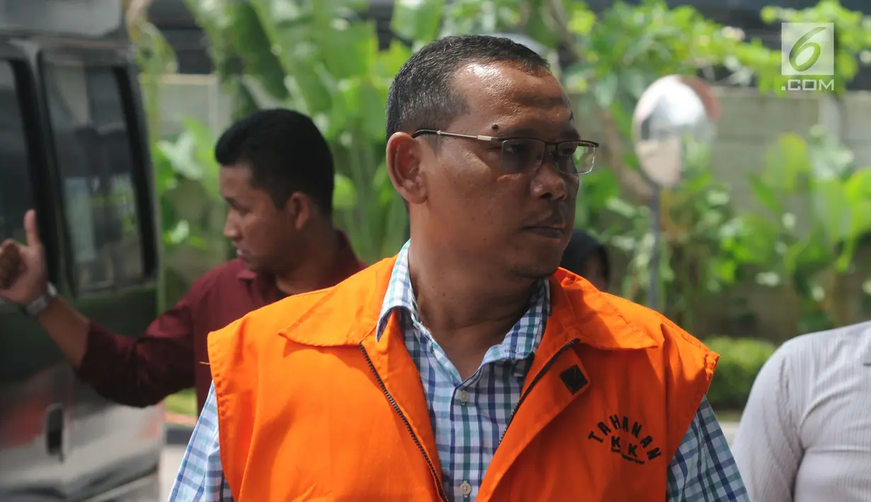 Ekspresi Kepala Dinas (Kadin) Bina Marga Kabupaten Lampung Tengah, Taufik Rahman saat akan menjalani pemeriksaan di Gedung KPK, Jakarta, Kamis (22/3). Taufik diperiksa terkait suap pinjaman APBD Lampung Tengah TA 2018. (Merdeka.com/Dwi Narwoko)