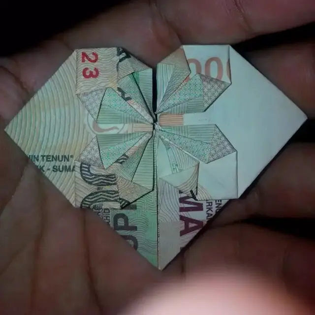 6 Kreativitas Netizen Pakai Uang Kertas, Susun Kata hingga Dijadikan Origami