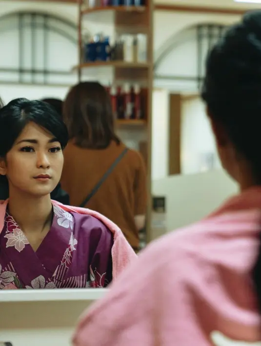 Memang banyak selebriti Indonesia yang suka liburan ke Jepang. Prisia pun juga ke Jepang dan memakai baju Kimono saat berada di Kastil Okayama. Penampilannya sungguh luwes dan mempesona. (Liputan6.com/IG/@prisia)