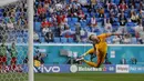 Kiper Timnas Finlandia Lucas Hradecky tidak berhasil menghalau tendangan dari pemain Rusia dalam pertandingan Grup B Euro 2020 antara Finlandia melawan Rusia di Stadion Saint Petersburg, Rabu (16/6/2021). (Foto: AFP/Pool/Evgenia Novozhenina)