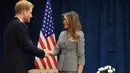 Pangeran Harry bersalaman dengan Ibu Negara AS, Melania Trump saat bertemu untuk pertama kalinya jelang pembukaan Invictus Games 2017 di Toronto, Kanada (23/9). (Chris Jackson/Getty Images for the Invictus Games Foundation /AFP)
