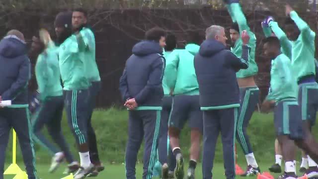 Jose Mourinho tampak masih sanggup bersenda gurau dan tertawa di sela-sela latihan Chelsea jelang laga melawan FC Porto di Liga Champions, Kamis dinihari (10/12/2015).